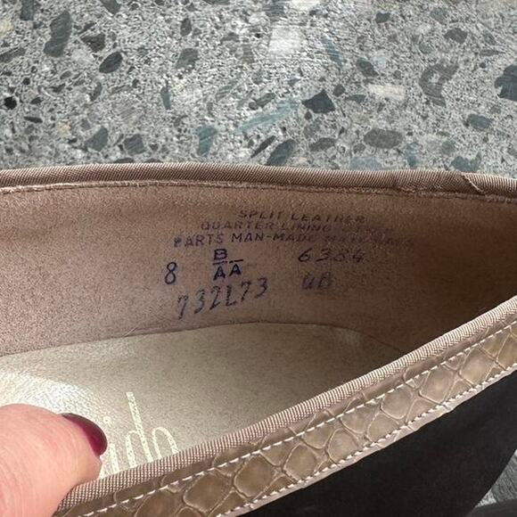 Life Stride Women’s 8 Pumps Black Taupe Buckle Heels Vintage - Picture 2 of 3